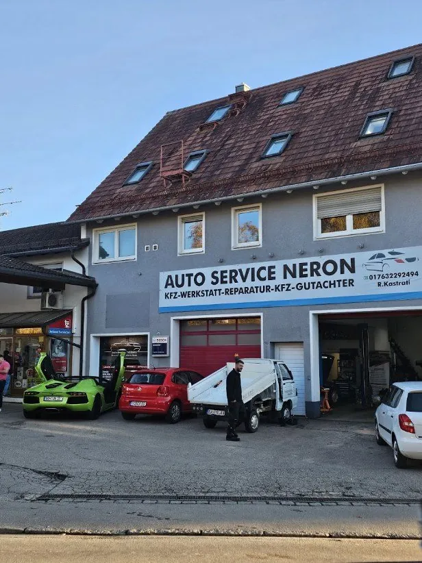 Kundenfahrzeuge vor der Werkstatt