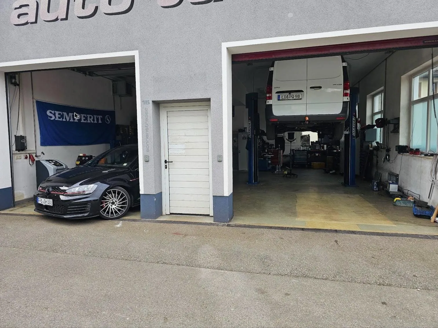 Blick in die Werkstatt von Auto Service Neron: zwei Hallentore, Hebebühne